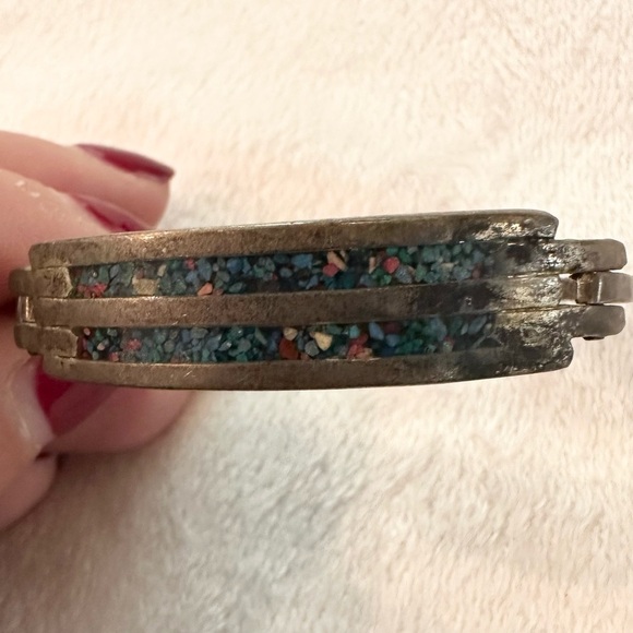 2 VTG Mexico Child’s Hinged Bangle Bracelet Inlaid Shell Heart & Crushed Stone - Picture 4 of 7